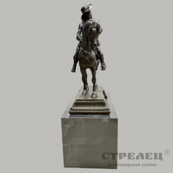 фото — бронзовая статуя «карл i верхом на коне». европа, 19 век